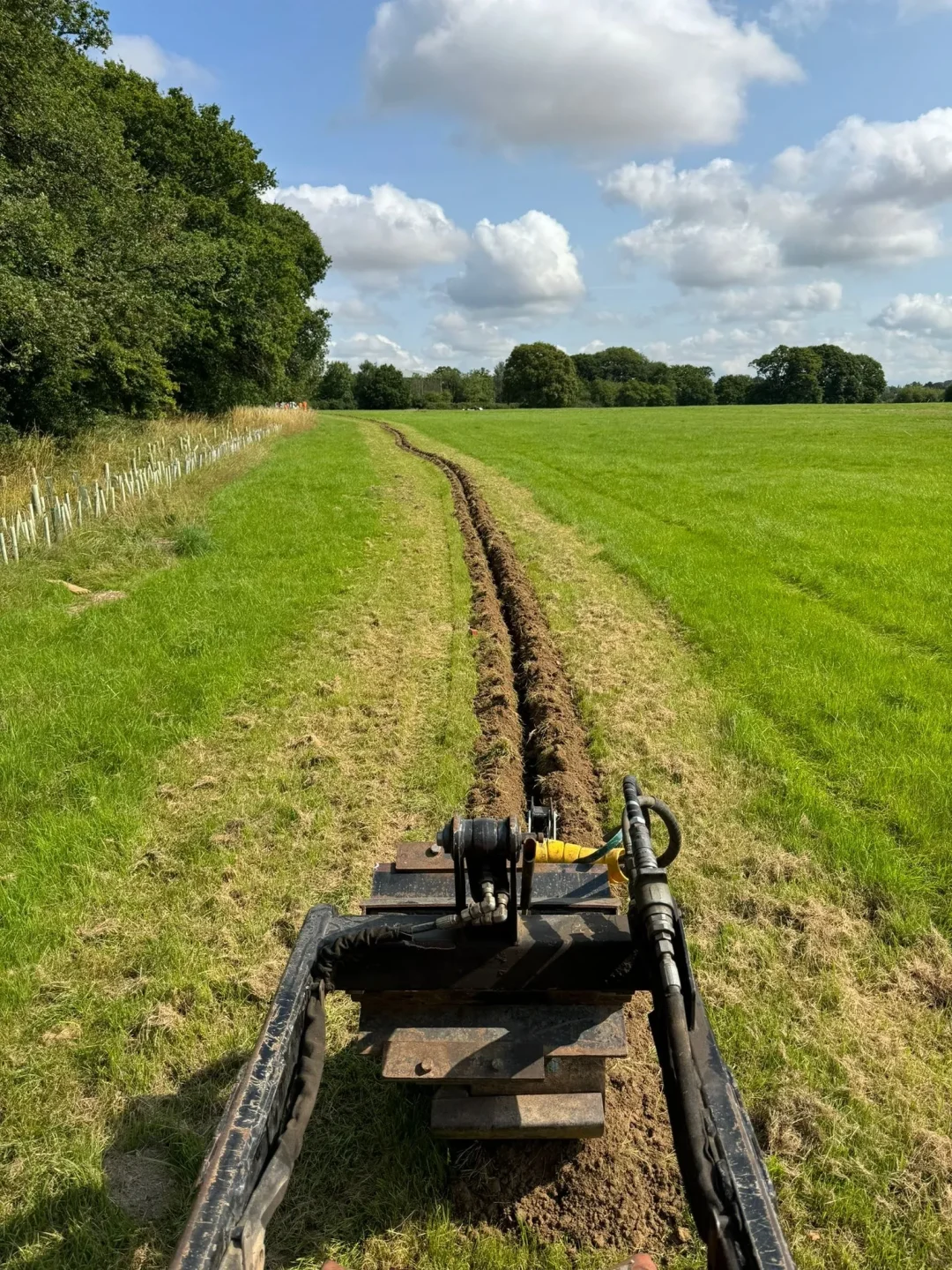 Machinery installing newt fencing